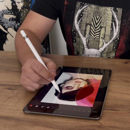 Mężczyzna piszący na tablecie z założonym szkłem hartowanym Wozinsky Tempered Glass